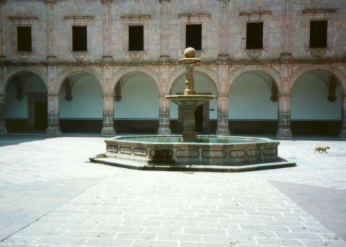 Patio interior con un fuente y un perro, Morelia, México, 1988.