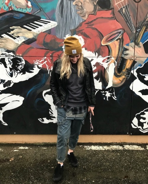 drunkdisorderlyandcaffienated:Depressed, but well dressed.