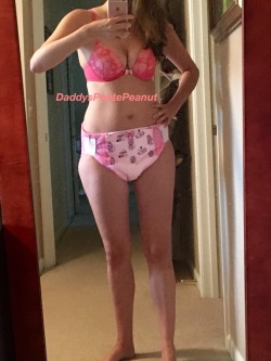 daddyspetitepeanut:  I’m still one sick peanut, here. I left work to come home and work from here for the day. Daddy told me I looked adorable even while I was so sick, that he loved my freckles on my face without makeup, and had me go put a diaper