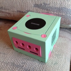 axecaliva:  A look at my latest project! Scored a broken Gamecube from eBay for about ten bucks and transformed it into a purse. It opens exactly how you’d think it would! I’m going to keep this original prototype since it has some cosmetic issues,