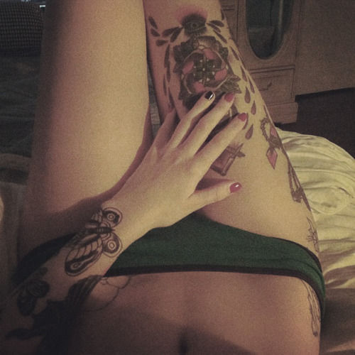 a-violet-femme:  ♥ Lesbian Love ♥