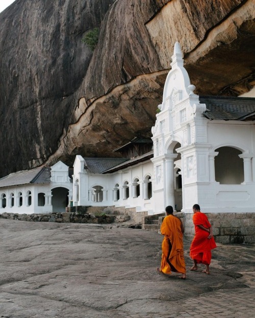 polychelles:Sri Lankan monastery, photographed by Angèle