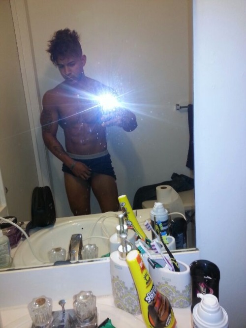 dallasltn35:  boyzonblast:  Oscar, FL Reblog and follow please for more selfies you’re not supposed to see ;)   Fine ass