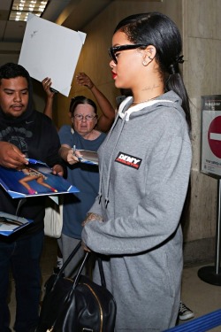 arielcalypso:  Rihanna at “Lax” airport