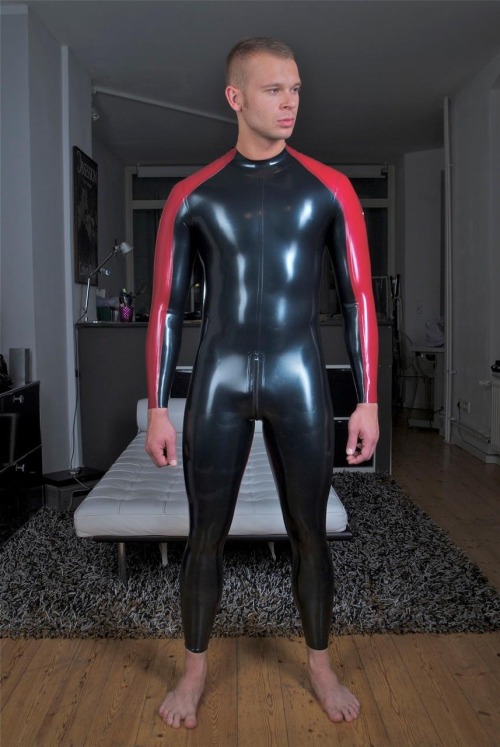 bleu31:  mentalaberration:  That looks so hot whoever he belongs to should superglue the zips.  Great look indeed! 