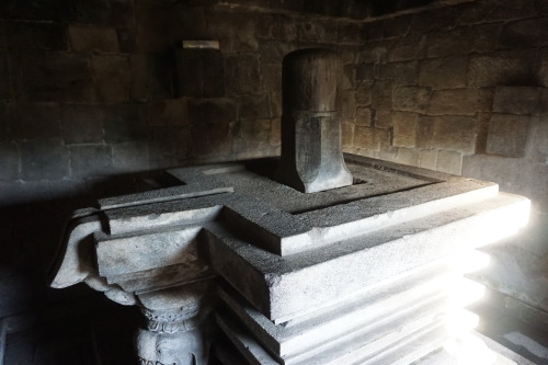 Candi Sambisari and lingam inside, Java, photos by  Anandajoti Bhikkhu