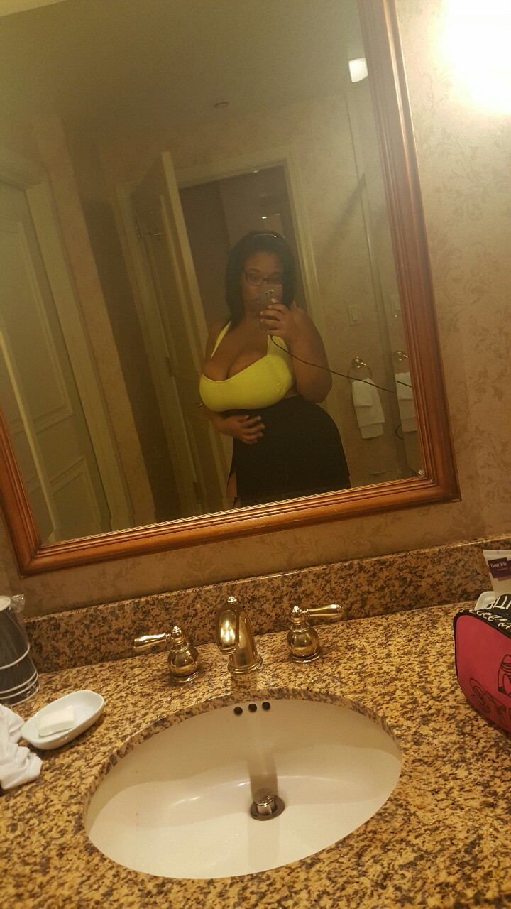 mrsmashadams:  missbuttercupifurnasty:  Pool bound  👀
