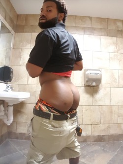 luvphattazz:  dirtyred50478:  Damn  Damn shawty got cakes…………………………… 