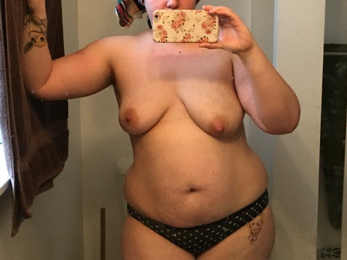 chubby-bunnies:  25/f/mother/woman/beautiful. I’ve been having issues loving my post-baby post-breastfeeding body lately but I just took this shot this morning and damn. Mama’s still got it.