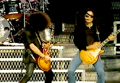 ripopgodazippa:  Lenny Kravitz &amp; Slash (with GNR) performing Always On The