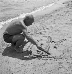 apeninacoquinete: Pablo Picasso drawing on the beach by Willy Rizzo, 1960’s