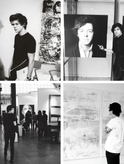 harrycmon:  Harry Styles attending art galleries.