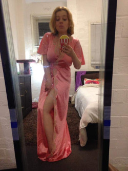 britbritbeme2:  Im off to bed. You guys like my Silk sleeping Gown? :)