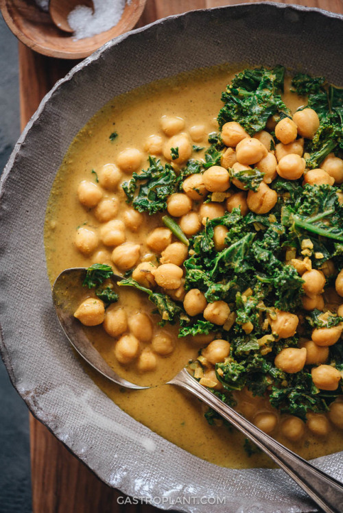 15-Minute Chickpea Curry with Kale