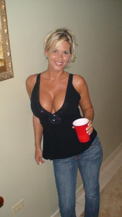 One for the MILF hall of fame. porn pictures