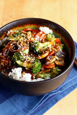 garden-of-vegan:  Stir-fried broccoli, cabbage, carrot, and mushrooms with teriyaki sauce on a bed of short grain white rice.
