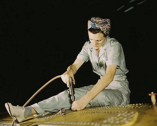 sweetappletea:  rouquinoux:  The real Bomb Girls in wartime in USA, in the 40’s.