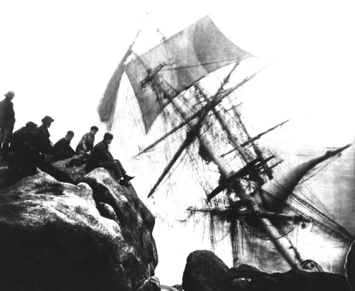 kateoplis:  One family’s photographs of shipwrecks - a thousand images spanning 130 years - at the Royal Museums Greenwich: The Gibson Archive