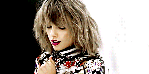 colorsinautumn:   taylor swift doing this shoulder roll thing (◡‿◡✿)  
