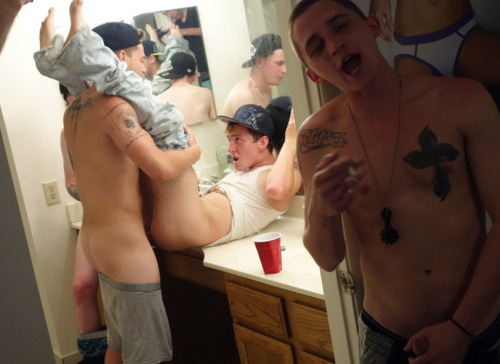 nakedregularguys:  Homo-frats