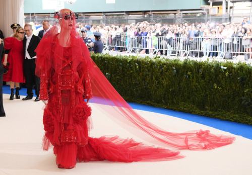 omgthatdress:Katy Perry DEFINITELY is setting things off on the right foot! Avant-garde all the way!