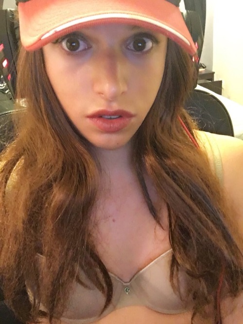 cumcoveredashley:Guysss who wants to play some fortniteeeeYeah I’m a gamer girl❤️