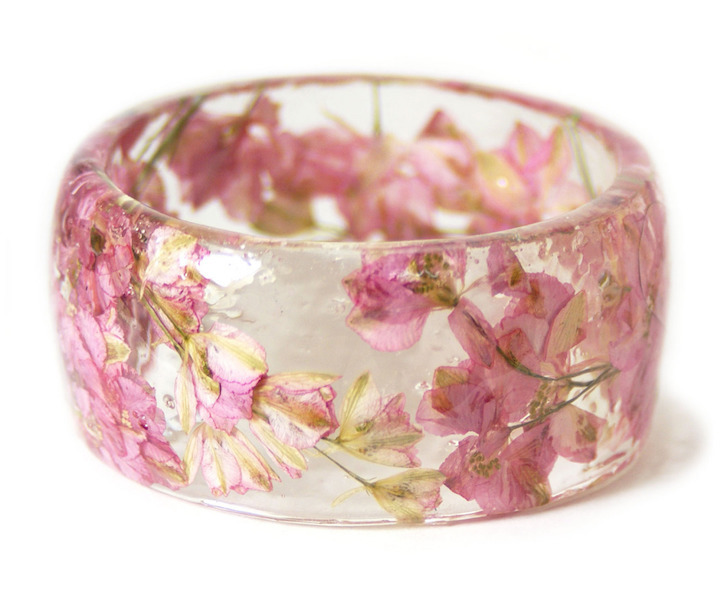 mymodernmet:  Handcrafted Jewelry Contains Delicate Pieces of Nature Encased in Resin