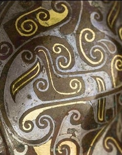 A rare gold and silver inlaid-bronze garment hook, daigou, Eastern Zhou-Warring States period