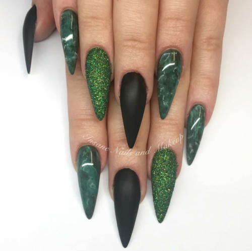 nailsandinspo:Emerald Glitter & Matte Black 