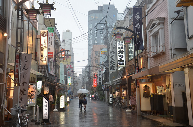tokyoghosts: asakusa raining by tendele. on Flickr.