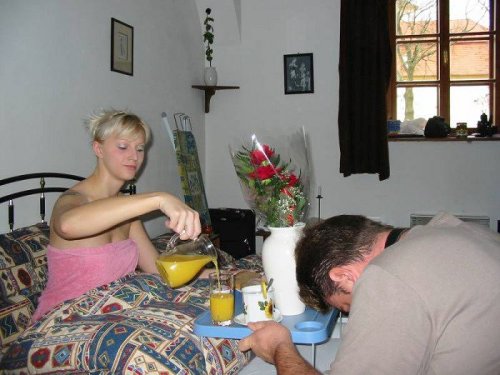 Ms Kay’s note:  I love breakfast in bed.  The flowers are a nice touch.