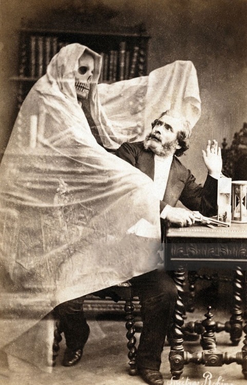 talesfromweirdland:Ghost photography: French illusionist Henri Robin gets an unwelcome guest.Photo b