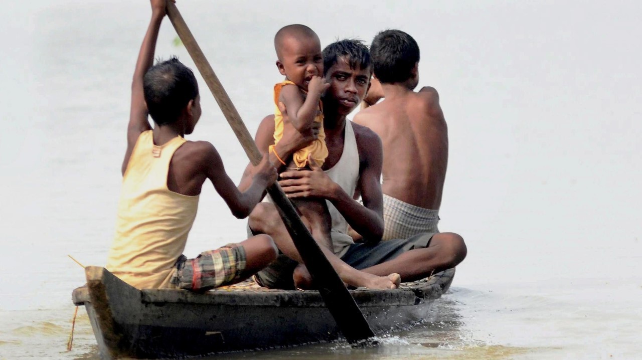 BAJO EL AGUA. Imágenes de las inundaciones en el distrito de Morigaon, estado de Assam, India, el 15 de agosto de 2017. Las fuertes lluvias monzónicas han desatado deslizamientos e inundaciones que mataron a cientos de personas en los últimos días y...