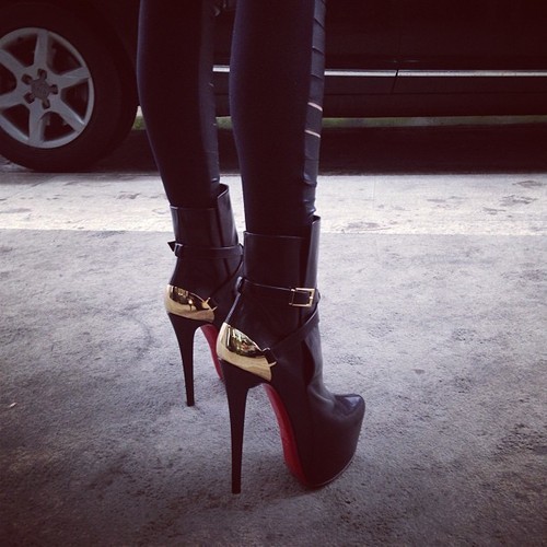 make-em-jealous:  thedevilwearslouboutins:  Xx  母狗  Follow me : lovefashion-91