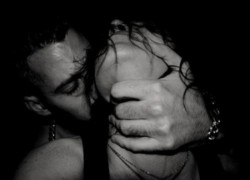 melbournedominant:  When you kiss her, hold