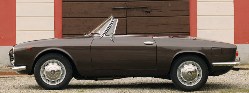 carsthatnevermadeitetc:  Alfa Romeo Giulia GT Spider Prototipo, 1963, by Bertone. This was Bertone’s proposal for a spider version of the first generation Giulia, designed by Ernesto Cattoni. It was based on Giulia GT, designed by Giugiaro when he was