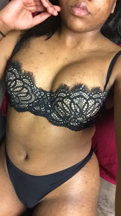 eboyoni: This bra makes me feel like someone’s mistress