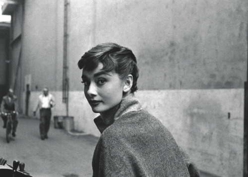 moonelita: wehadfacesthen: Audrey Hepburn, 1954