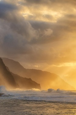 heaven-ly-mind:  Winter Storms on Ke'e Beach - Kauai, HI by Ian Miller on 500pxIan Mil 