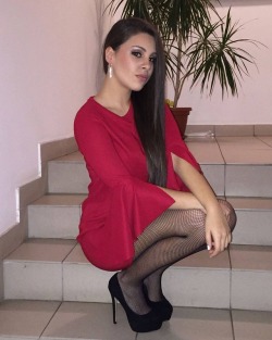 suki2links:I ❤️ her tight mini dress and high heels, she has sexy legs and hips💋💋💋