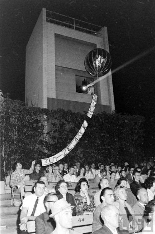 Anti-Communism rally at the Hollywood Bowl(Ralph Crane. 1961)