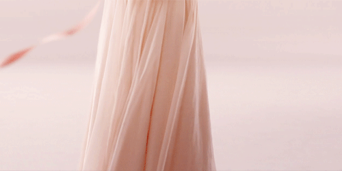 andantegrazioso:Blowing Roses | Chloé