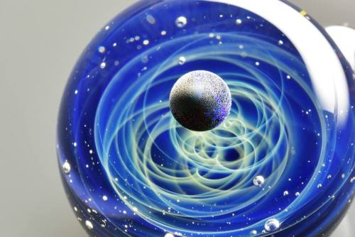 culturenlifestyle:  Satoshi Tomizu Captures the Universe In Incredible Miniature Glass Spheres Japanese glass artist Satoshi Tomizu creates unbelievable globes of glass that contain solar systems, stars, and galaxies. These miniature spheres are made