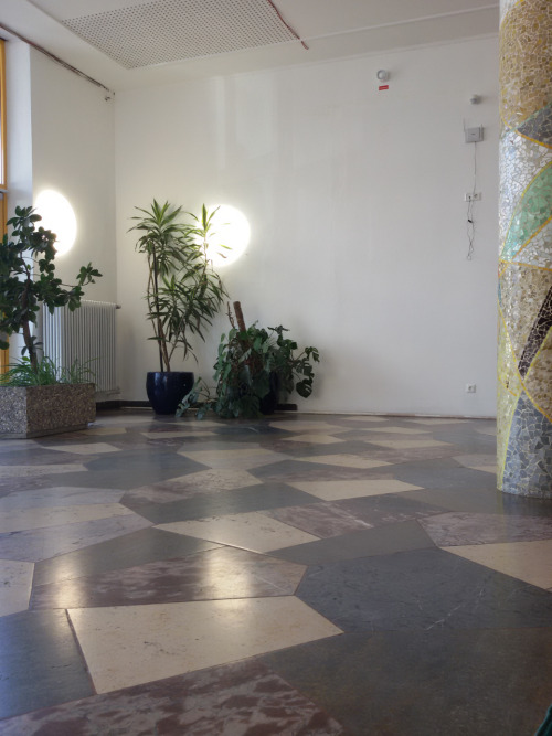 kaltgestellt:  pretty green corner at my ugly pestiferous school