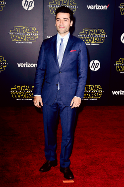 kinginthenorths:  Oscar Isaac attends the premiere of Walt Disney  Pictures and Lucasfilm’s ‘Star Wars: The Force Awakens’ at the Dolby  Theatre on December 14th, 2015 in Hollywood, California 
