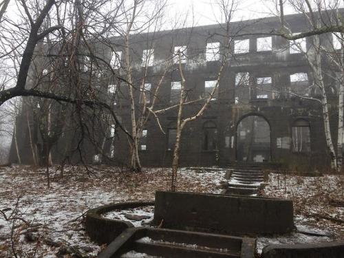 abandonedandurbex: Long since forgotten Overlook Hotel in the Catskills, NY. Originally constructed 