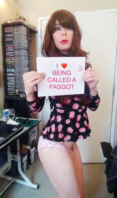 univesufringfisher:  tvcarole:  chantal-sissy:  simonthechaste:Awwwwwwww… And you’re so darn cute too! *mwwwwah* :-) Me too   Me too    I love being called a faget when I’m sucking cock