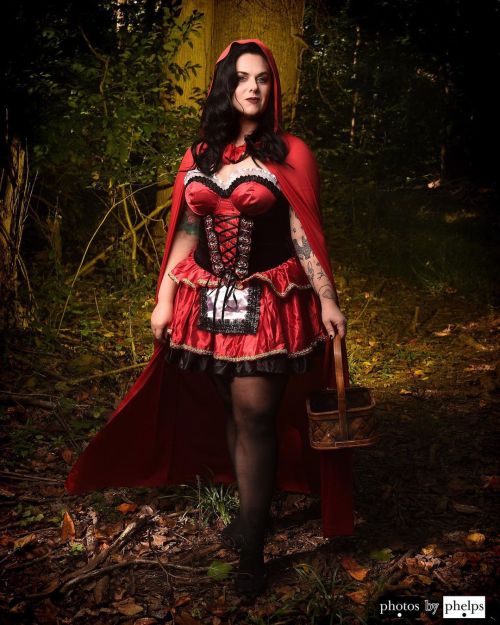 Had a fun outdoorsy shoot with a costumed Ms Rose @ms.sinister.rose as Red Riding