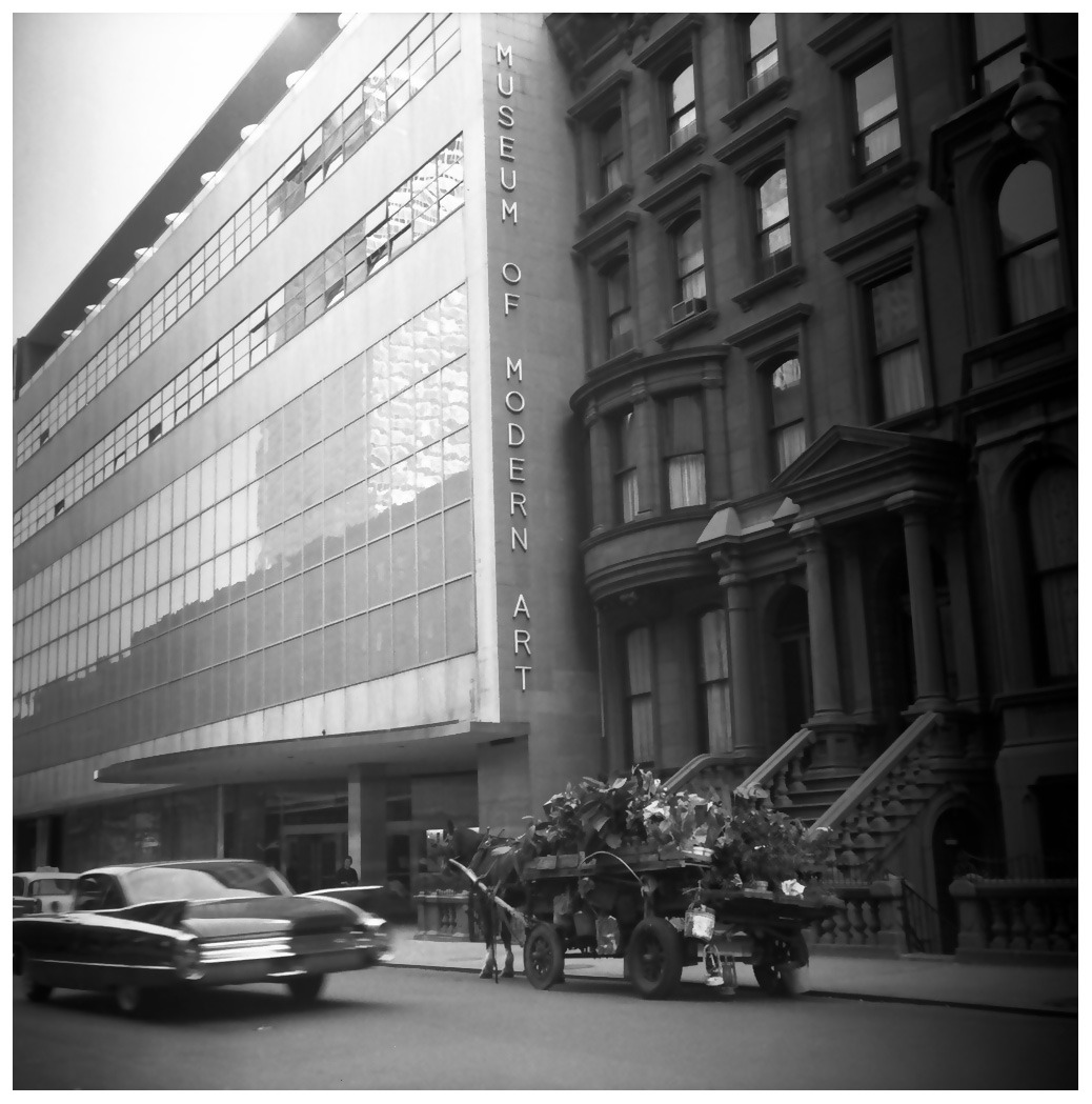 Lucien Clergue, Le MOMA et la charrette du marchand de plantes, New York, 1961