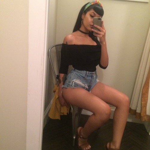 newsorsomethn:  smol girl 🙇🏽❗️ 